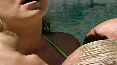 Dva penisy v jednej babe pri bazéne vo vintage štýle