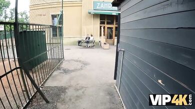 Drsné análne mrdanie vonku pred ľuďmi