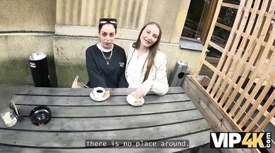 Drsné análne mrdanie vonku pred ľuďmi