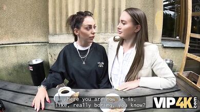 Drsné análne mrdanie vonku pred ľuďmi