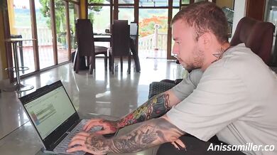 Keď manžel maká, ja mu zahýbam a hýčkam penis jeho brata