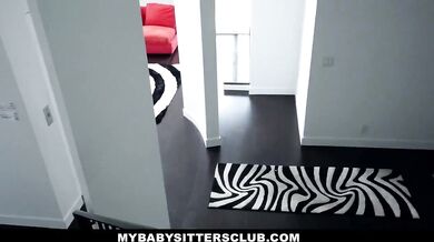 Nickey Huntsman a jej masturbácia v roli babysitterky, čo skončila tvrdým mrdaním