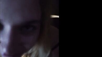 Mladá nadržaná baba balí a zvádza staršieho muža