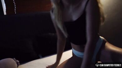 Mladá nadržaná baba balí a zvádza staršieho muža