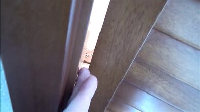 Alex Adams zostane na dovolenke sám s nevlastnou mamou a skončí to sexom