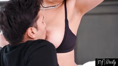 Hailey Rose mu so svojimi obrími kozami dopraje ten najlepší titfuck na svete