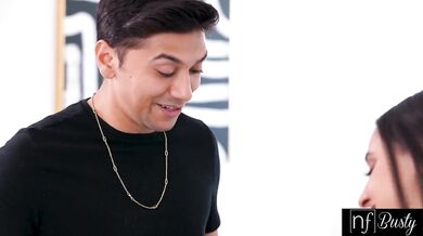 Hailey Rose mu so svojimi obrími kozami dopraje ten najlepší titfuck na svete