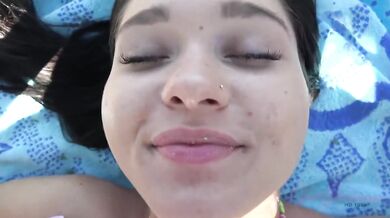 Zoe Bloom na pláži roztiahne nohy a nechá sa vymrdať na piesku