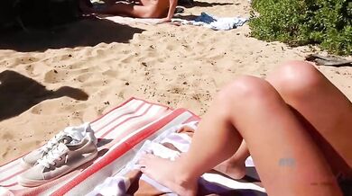 Zoe Bloom na pláži roztiahne nohy a nechá sa vymrdať na piesku