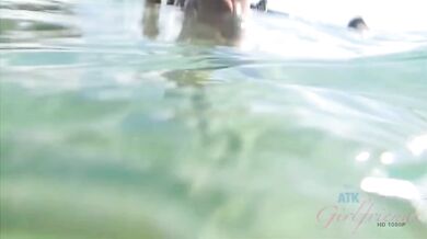 Zoe Bloom na pláži roztiahne nohy a nechá sa vymrdať na piesku