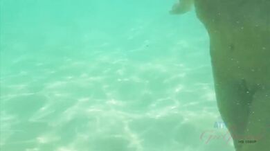 Zoe Bloom na pláži roztiahne nohy a nechá sa vymrdať na piesku