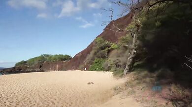 Zoe Bloom na pláži roztiahne nohy a nechá sa vymrdať na piesku