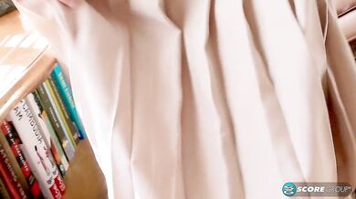 Aubrey Star v uniforme súkromnej školy roztiahne nohy priamo v kabinete