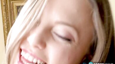 Aubrey Star v uniforme súkromnej školy roztiahne nohy priamo v kabinete