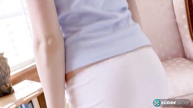 Aubrey Star v uniforme súkromnej školy roztiahne nohy priamo v kabinete