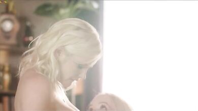 Nata Ocean a Mikki Galante v nadržanej lesbickej akcii plnej bozkávania a prstenia