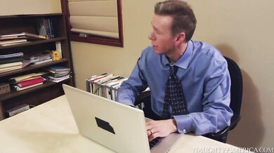 Dillion Harper zloží okuliare a nechá si poriadne ošúkať kundu