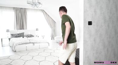 Nelly Kent zahodí hračky a radšej si nechá poriadne ošúkať kundu tvojím penisom