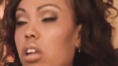 Šukačka s Lacey DuValle