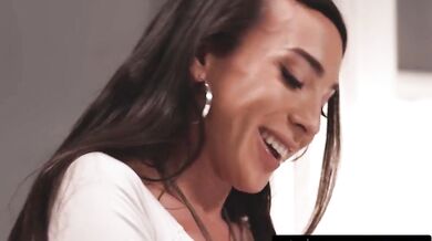 Kasey Kei v roli dominantky totálne vymrdala nadrženú Yhivi