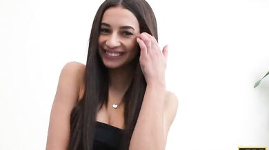 Keď to medzi nimi začalo iskriť pod stanom a skončilo to drsným mrdaním na pohovke