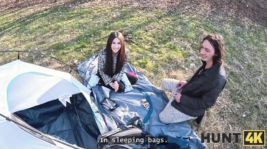 Keď to medzi nimi začalo iskriť pod stanom a skončilo to drsným mrdaním na pohovke