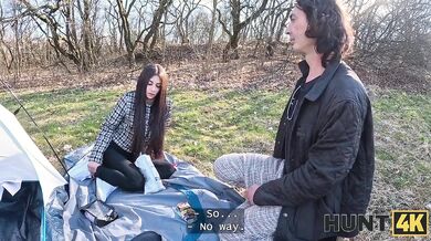 Keď to medzi nimi začalo iskriť pod stanom a skončilo to drsným mrdaním na pohovke