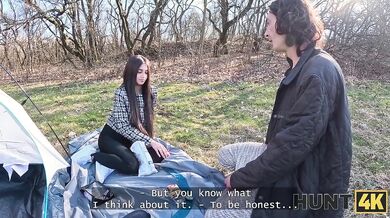 Keď to medzi nimi začalo iskriť pod stanom a skončilo to drsným mrdaním na pohovke