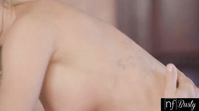 Isabelle Deltore sa vlní pred kamerou a potom berie čuráka hlboko do krku