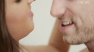 Táto nymfomanka najskôr čuráka poriadne vydráždi prstami a potom ho hlboko vyfajčí