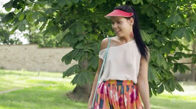 Kristy a Sofia si navzájom lížu kundy, kým im do nich kamoš striedavo búši svojím klackom