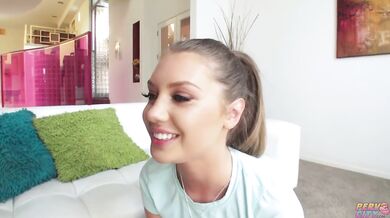 Sexy nymfomanka najskôr čuráka vyfajčí a potom sa nechá drsne vymrdať