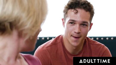 Dee Williams si najskôr prstila kundu pri videu a potom sa nechala brutálne vymrdať