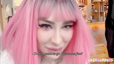 Ružovlasá Ruska sa nechala ošukať na verejnom WC