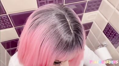 Ružovlasá Ruska sa nechala ošukať na verejnom WC