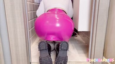 Ružovlasá Ruska sa nechala ošukať na verejnom WC