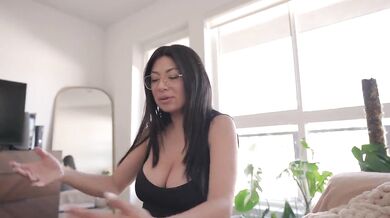 Nevlastná sestra míňala otcove prachy, tak mi dala svoju kundu, aby som mlčal