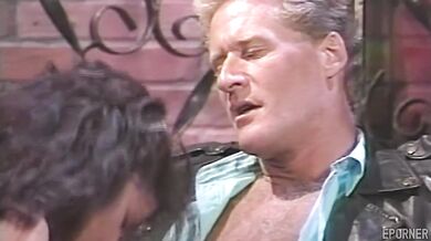 Staré dobré mrdanie v temnej uličke v retro štýle