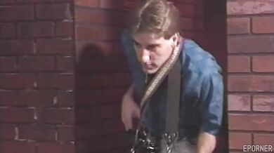 Staré dobré mrdanie v temnej uličke v retro štýle