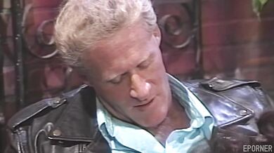 Staré dobré mrdanie v temnej uličke v retro štýle