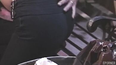 Staré dobré mrdanie v temnej uličke v retro štýle