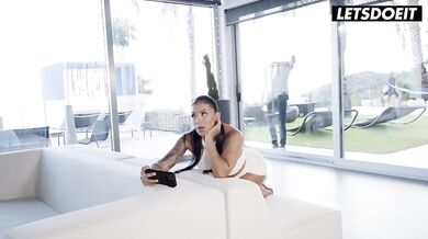 MILFka Mariana Martix a jej sex so susedom a jeho obrím klackom