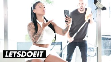 MILFka Mariana Martix a jej sex so susedom a jeho obrím klackom