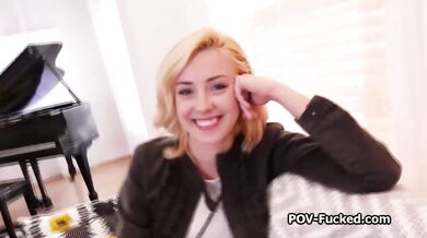 Prvá porno scéna roztomilej blondínky