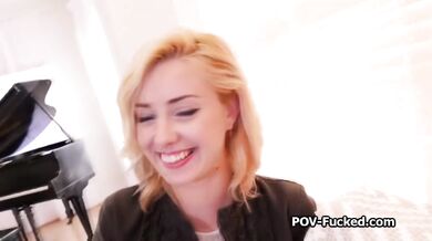 Prvá porno scéna roztomilej blondínky