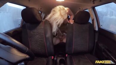 Sexy blondínka Barbie Sins ukázala svoje gigantické kozy