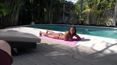 Kúpačka pri bazéne zvrhla na perfektné mrdanie