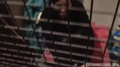 Český pár si to rozdáva doma a necháva sa pri prcaní natáčať