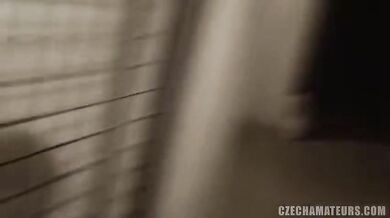 Český pár si to rozdáva doma a necháva sa pri prcaní natáčať