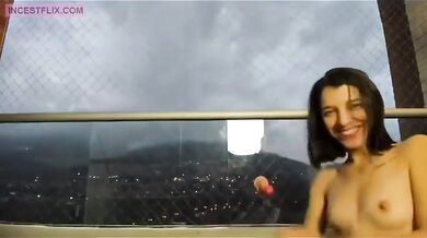 Sestry Reyesové sa navzájom prstujú a lížu s luxusným výhľadom v pozadí